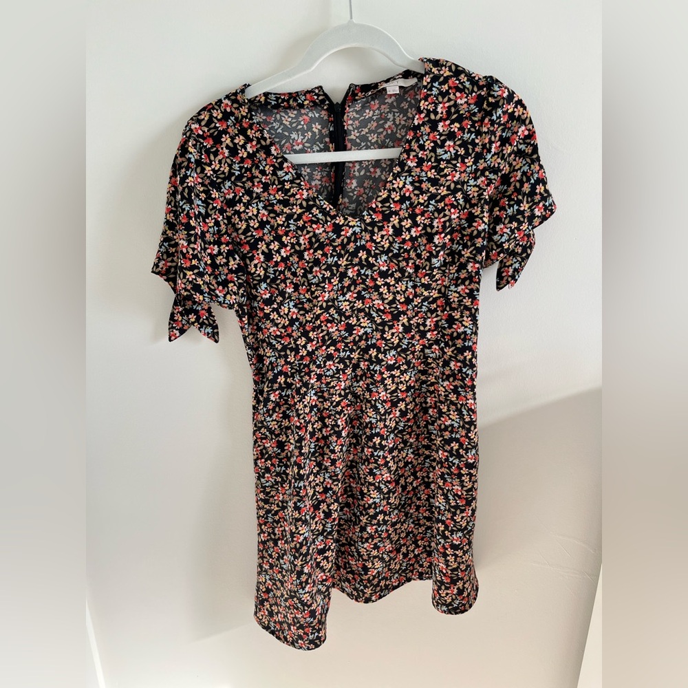 LOFT floral dress. Size 0. It has pockets!